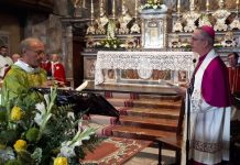 TRESCORE CREMASCO – Al suo ingresso don Francesco Gipponi è stato accolto da un forte abbraccio Don Francesco Gipponi