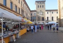 Mercatini in centro: fanno bene o male al commercio locale?